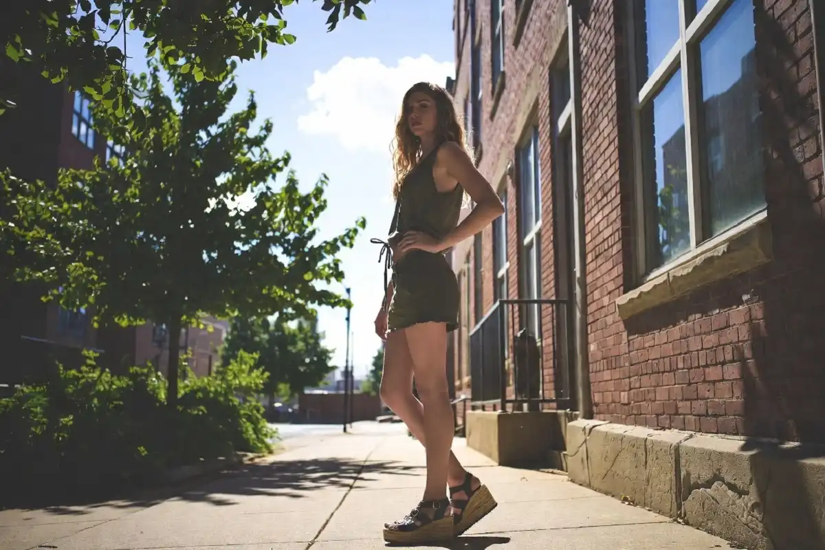 Women's 2010 fashion trends including skinny jeans and layered accessories