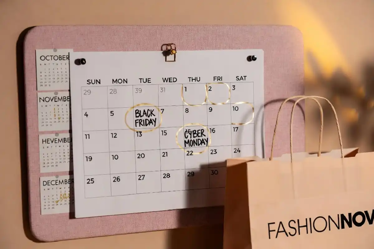 Calendar highlighting Fashion Nova discount codes and major sale events throughout 2025