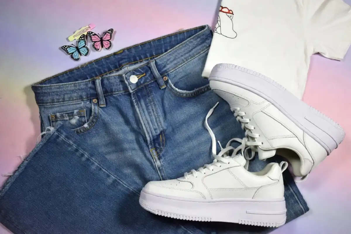 Gen Z outfits inspired by Y2K fashion with low-rise jeans and colorful accessories