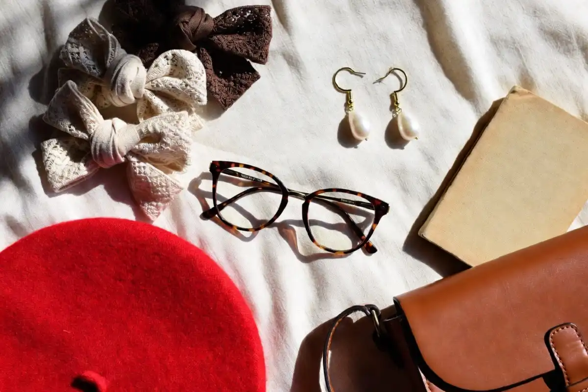 Twee fashion accessories arranged in a flat lay